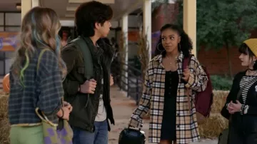 Abrigo a cuadros usado por Sidney (Priah Ferguson) como se ve en la película The Curse of Bridge Hollow