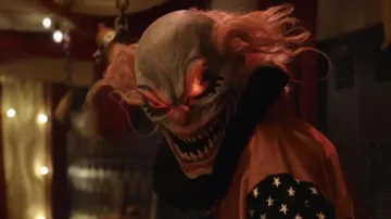 Máscara de payaso usada por como se ve en The Curse of Bridge Hollow