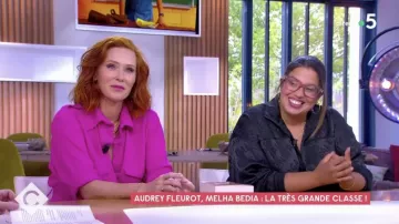 La tenue rose flashy portée par Audrey Fleurot dans l'émission C à Vous