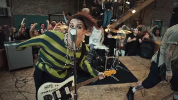 Colgante de collar largo usado por Yungblud en I Think I'm OKAY Video musical oficial de Machine Gun Kelly