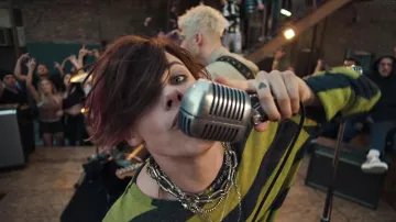 Steel Chain usado por Yungblud en I Think I'm OKAY video musical por Machine Gun Kelly