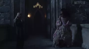 Vestido floral usado por Agatha (Sofia Wylie) como se ve en La escuela para el bien y el mal