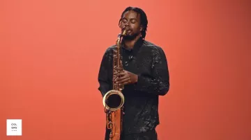 Chemise rayée noire portée par cktrl dans son clip vidéo | UN SPECTACLE DE COULEURS