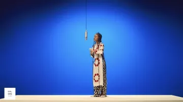 Tunique Dress portée par Annahstasia dans son clip Power | UN SPECTACLE DE COULEURS
