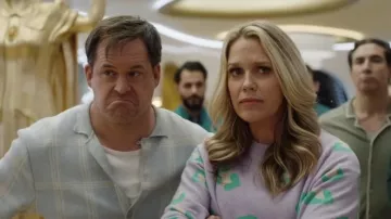 Suéter estampado lila usado por Mia (Jessica St. Clair) como se ve en el programa de televisión Avenue 5 (Temporada 2)