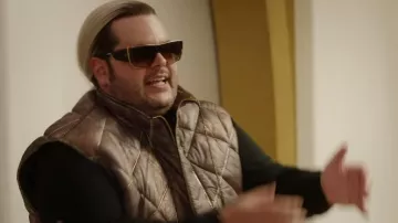 Lunettes de soleil portées par Herman Judd (Josh Gad) comme on le voit dans la garde-robe de la série télévisée Avenue 5 (saison 2)