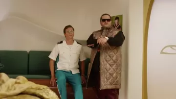 Manteau matelassé sans manches porté par Herman Judd (Josh Gad) vu dans la série télévisée Avenue 5 (saison 2)