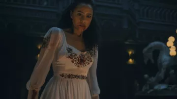 Robe blanche avec des fleurs brodées portée par Evie (Nathalie Emmanuel) comme on le voit dans L’Invitation