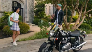 Moto Triumph utilisée par Russ (Rish Shah) comme on le voit dans le film Do Revenge