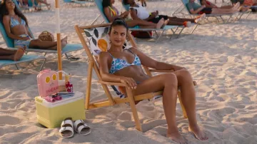 Bikini floral bleu porté par Drea (Camila Mendes) comme on le voit dans la garde-robe de Do Revenge