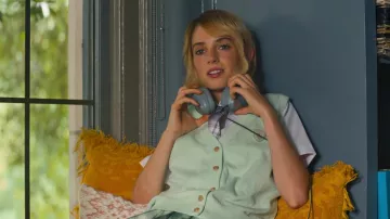 Cardigan sans manches côtelé pastel vert porté par Eleanor (Maya Hawke) vu dans Do Revenge