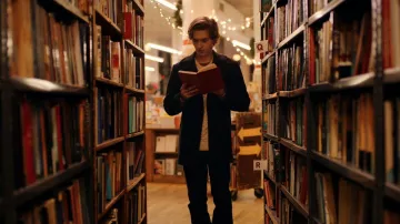Manteau de laine porté par Dash (Austin Abrams) tel que vu dans les tenues de la série télévisée Dash & Lily (saison 1 épisode 1)