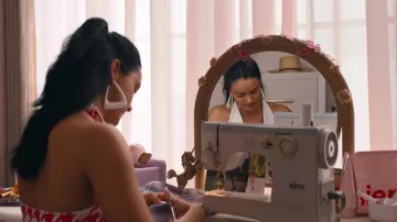 Boucles d’oreilles blanches portées par Drea (Camila Mendes) comme on le voit dans les tenues Do Revenge