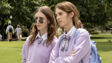 Lunettes de soleil portées par Gabbi (Talia Ryder) vues dans Do Revenge