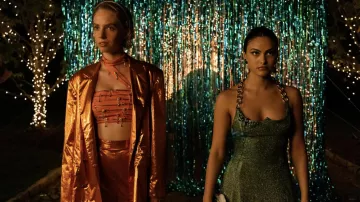 Robe à paillettes verte portée par Drea (Camila Mendes) comme on le voit dans les tenues du film Do Revenge