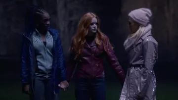 Chaqueta de abrigo azul acolchada con sudadera con capucha usada por Aisha (Precious Mustapha) como se ve en los atuendos de Fate: The Winx Saga (S01E06)