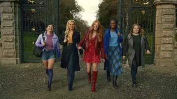 Manteau long ceinturé bleu marine porté par la princesse Stella (Hannah van der Westhuysen) comme on le voit dans Fate: The Winx Saga Wardrobe (S01E06)