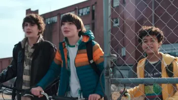 Veste multicolore portée par Jake (Donovan Colan) comme on le voit dans Spirit Halloween: The Movie wardrobe