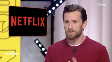Le petit pull rouge porté par Pablo Mira dans l'émission Quotidien du lundi 19 septembre 2022