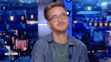 La chemise en jean portée par Ali Aguado dans Quotidien du lundi 19 septembre 2022