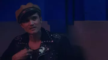 Chapeau de casquette porté par Teddy (Karl Glusman) comme on le voit dans Please Baby Please