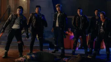 Veste en cuir cloutée portée par Teddy (Karl Glusman) dans Please Baby Please