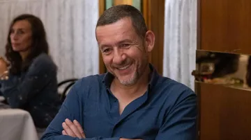 La chemise bleue portée par Charles (Dany Boon) dans le film Une belle course