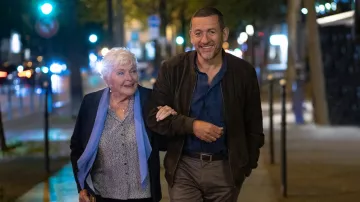 Le blouson en daim marron porté par Charles (Dany Boon) dans le film Une belle course