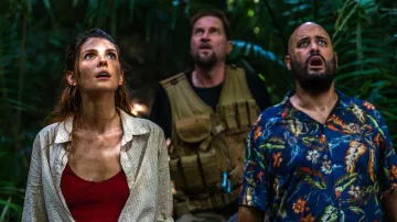 La chemise bleue à fleurs portée par Bruno Quézac (Jérôme Commandeur) dans le film Jack Mimoun et les secrets de Val Verde
