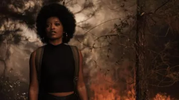 Crop top negro sin mangas usado por Alice (Keke Palmer) como se ve en el vestuario de la película Alice