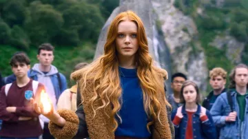 Manteau brun en dain  portée par Bloom Peters Abigail Cowen dans la série Destin : La saga Winx