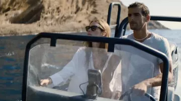 The sunglasses worn by Roxana (Camille Rowe) in the film Sous emprise
