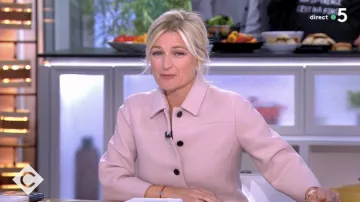 The pink jacket worn by Anne-Élisabeth Lemoine in the show C à Vous of Tuesday, September 20, 2022