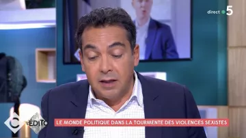 La chemise à petits carreaux portée par Patrick Cohen dans l'émission C à Vous du mardi 20 septembre 2022
