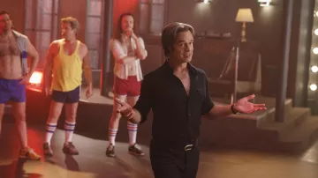 Chemise noire portée par Nick De Noia (Murray Bartlett) dans les tenues de la série télévisée Welcome to Chippendales (saison 1 épisode 1)