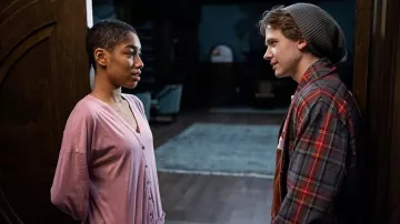 Chemise en flanelle à carreaux portée par Igby Rigney telle que vue dans la série télévisée The Midnight Club (saison 1)