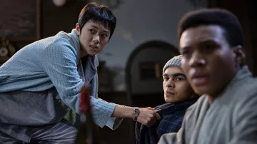 Montre numérique portée par Aya Furukawa vue dans The Midnight Club (Saison 1)