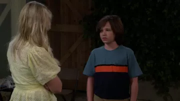 T-shirt Volcom porté par Grover Johnson (Hank Greenspan) vu dans la garde-robe de la série télévisée The Neighborhood (S05E01)