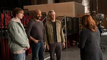 Tee brun porté par Reed Sterling (Keegan-Michael Key) comme vu dans Reboot (S01E01)