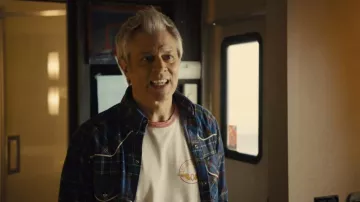 Camisa azul a cuadros usada por Clay Barber (Johnny Knoxville) como se ve en la serie de televisión Reboot (Temporada 1 Episodio 2)