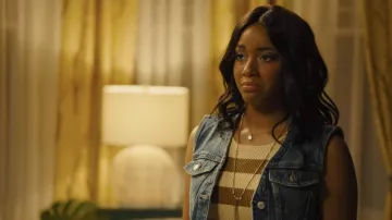 Veste en denim sans manches portée par Timberly (Alyah Chanelle Scott) dans Reboot (S01E02)