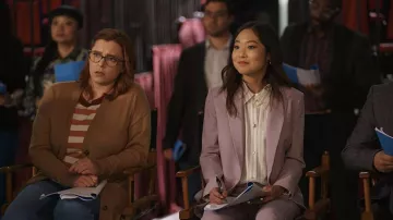 Chaqueta y pantalones Blazer rosa usado por Elaine Kim (Krista Marie Yu) como se ve en el armario de Reboot (S01E02)