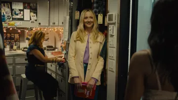 Veste bouton beige longue portée par Bree Marie Jensen (Judy Greer) telle que vue dans la série télévisée Reboot (saison 1 épisode 3)