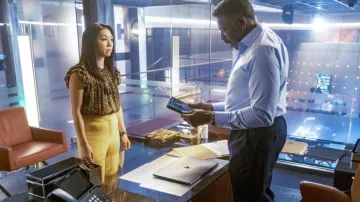 Chemise chemisier imprimée portée par Jenn Chou (Nanrisa Lee) telle que vue dans la série télévisée Quantum Leap (saison 1 épisode 1)