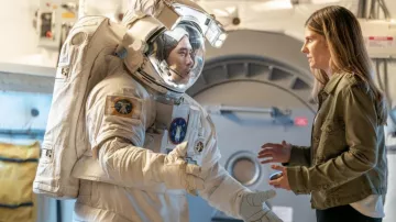 Veste en toile portée par Addison Augustine (Caitlin Bassett) telle que vue dans la garde-robe de la série télévisée Quantum Leap (saison 1 épisode 2)