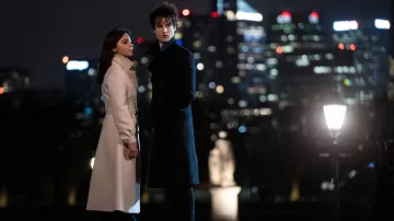 Abrigo largo usado por Johanna Constantine (Jenna Coleman) como se ve en el vestuario de la serie de televisión The Sandman de la temporada 1