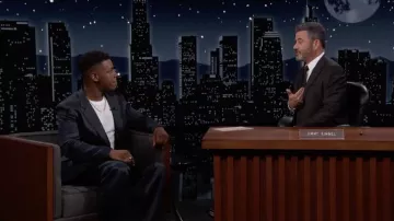 Costume noir porté par John Boyega comme on le voit dans Jimmy Kimmel Live!