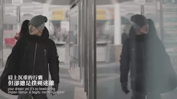 La doudoune noire Adidas portée par Namewee dans son clip Un étranger dans le Nord feat. Wang Leehom