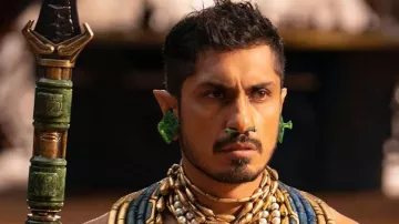 Pendientes de jade con los pendientes usados por Namor (Tenoch Huerta) en Black Panther: Wakanda Forever
