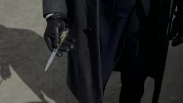 The knife used by Thomas Shelby (Cillian Murphy) in Peaky Blinders TV series (S06E03)